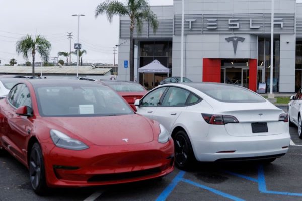США открыли расследование в отношении 280 000 новых автомобилей Tesla из-за проблем с рулевым управлением